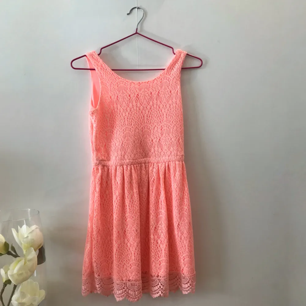 Fin klänning i en neon rosa nyans med otroligt fina detaljer🌸 Använd fåtal gånger - Bra skick!✨✨. Klänningar.