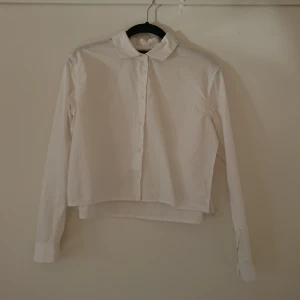  - Vit cropped skjorta med slits på sidorna