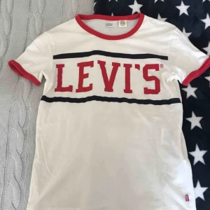  - Säljer denna snygga T-shirt från Levis, då den tyvärr aldrig kommer till användning. Superfint skick, och använd en gång. 