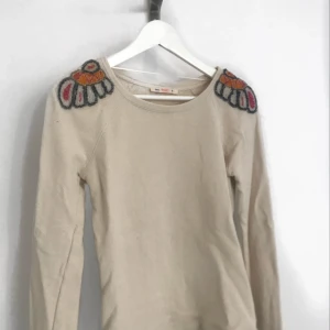  - Snygg tjockare tröja från bershka! Den är beige med detaljer över axlarna. Står S i den men passar även mig som har XS för det mesta! 