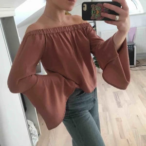  - Off shoulder blus från NAKD. Beige/rosa färg