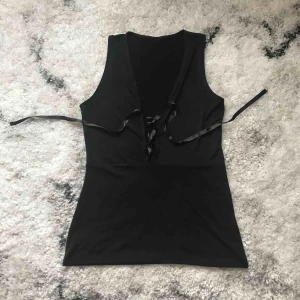  - Skicket är superfint, tajt uppe och lite lösare nedåt. Silkessnöre att snöra upp vid bröstkorgen.