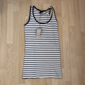  - Oanvänt randigt linne inköpt från Gina Tricot. Ev frakt 19 kr. 🌿