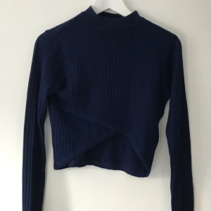  - Marinblå croptop, knappt använd. 100% Acrylic. 3 för 2 på alla annonser.