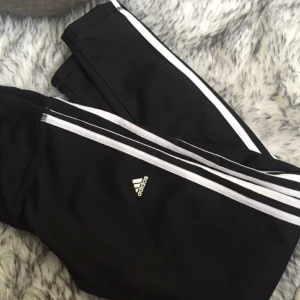  - Adidas leggings, nyköpta  Ordpris 299kr   Frakt 40kr 