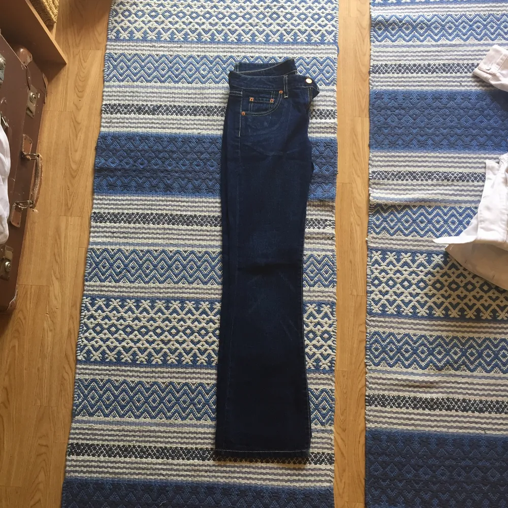 Boot cut jeans från Levis i mörkblått denim med gula sömmar. Inköpa vintage, skit snygga i väldigt bra skick ! 100% bomull såklart. Låg midja, sitter snyggt över rumpan och utsvängda nertill.  Passar bra på mig som är 27/32 i jeans !  Frakt tillkommer🌸. Jeans & Byxor.