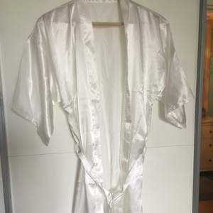 Säljer en vit kimono! Helt oanvänd. 🙂   Storlek M. Men skulle säga att den är som en ONESIZE :)  Finns i Linköping men kan även frakta!