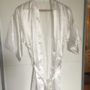 - Säljer en vit kimono! Helt oanvänd. 🙂   Storlek M. Men skulle säga att den är som en ONESIZE :)  Finns i Linköping men kan även frakta!