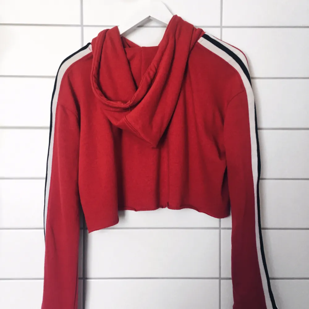 Röd hoodie med streck på sidan från Missguided, frakt kostar 30kr💫. Hoodies.