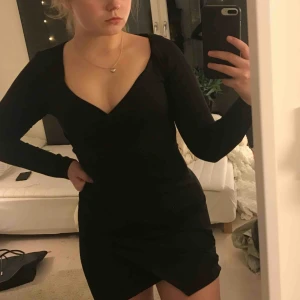  - Jättefin festklänning från Nelly. Köpte för 300kr. Aldrig använt dock e de fläckar från väck då den bara har legat i lådan, går enkelt att tvätta bort. Dragkedja vid sidan och wrap över. Frakt=50kr. Skicka meddelande vid frågor eller mer bilder💓