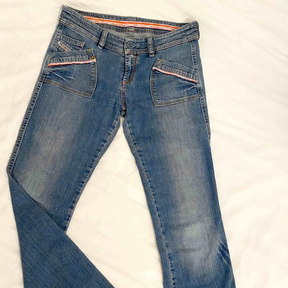 Utsvängda diesel jeans. Säljes pga för liten storlek. Sitter smickrande! Hyfsat stretchiga och super sköna.  94% bomull. 6% elastan.. Jeans & Byxor.