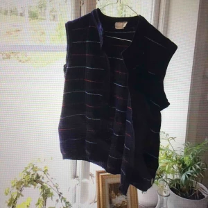  - Väst i 100 % ull! En JÄTTESKÖN väst som är väldigt stretchig, så skulle nog säga att den passar S-M och KANSKE L. Väldigt varm och go att ha på vintern och hösten! Jättefint skick! 