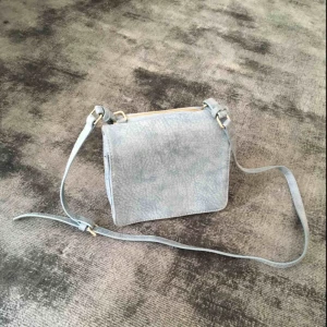  - Ljusblå handväska från Street Level. Bredd 21 cm, höjd 16 cm, djup 9 cm. Använts sparsamt. Betalning via Swish. Hämtas vid Olivecronas väg 8, mitt emot Sabbatsbergs Sjukhus. Närmsta T-station Odenplan. Alternativt skickas mot fraktavgift 📦