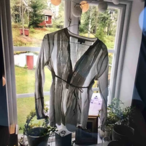  - En vit ostruken blus! Den kommer från Davida. Den har några små fläckar längst ner, men de kanske går att ta bort! Annars är den i väldigt bra skick! 