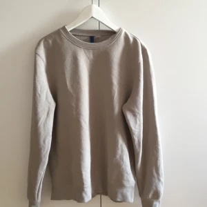  - beige långärmad tröja från h&m, jättemysigt och mjukt tyg!!