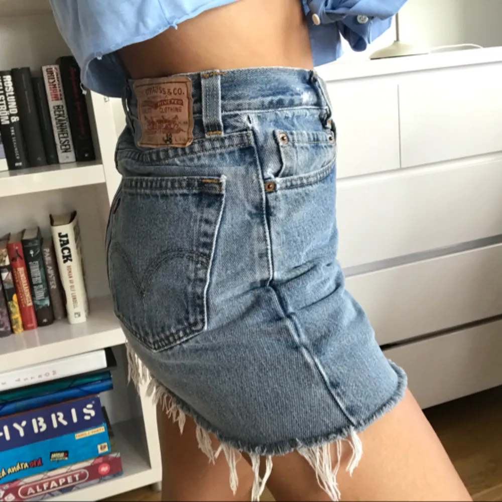 Suuuperfin Levis-kjol köpt i Australien, använder dock inte lika mycket längre.. har ungefär 72cm i midjan och denna är inte alls tight i midjan = funkar nog på någon som är lite större också!. Kjolar.