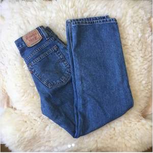 Vintage Levis jeans inköpta second hand i Paris under våren. Modellen heter 550. Sitter snyggt över rumpan och slutar strax ovanför ankeln. Dessvärre för små upptill på mig. Priset kan diskuteras :)) exklusive frakt 🌻🌻🌻 kram 