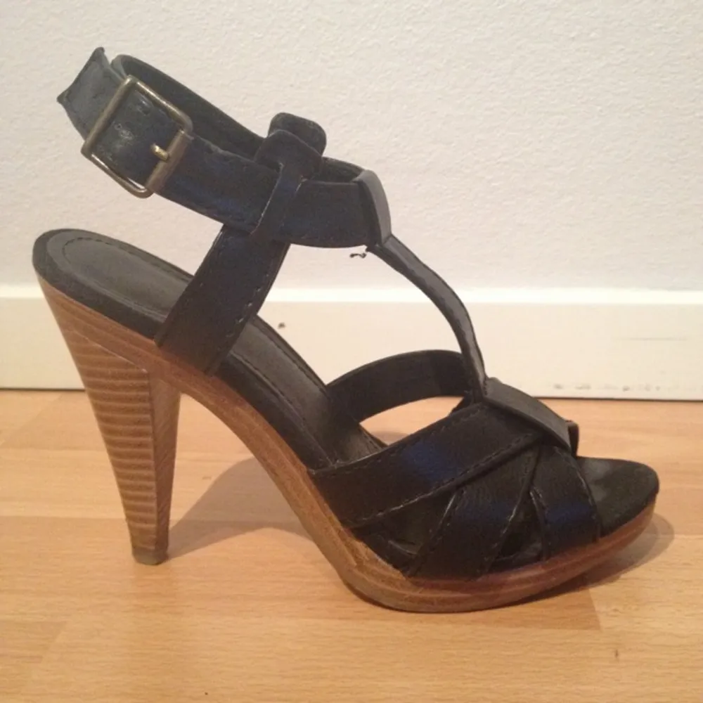 Svarta sandaletter fr H&M, använda 1 ggn. 11,5 cm klack. Nypris 299 kr. . Övrigt.