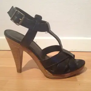 Svarta sandaletter fr H&M, använda 1 ggn. 11,5 cm klack. Nypris 299 kr. 