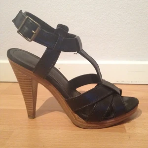 Svarta sandaletter fr H&M, använda 1 ggn. 11,5 cm klack. Nypris 299 kr.  - Svarta sandaletter fr H&M, använda 1 ggn. 11,5 cm klack. Nypris 299 kr. 