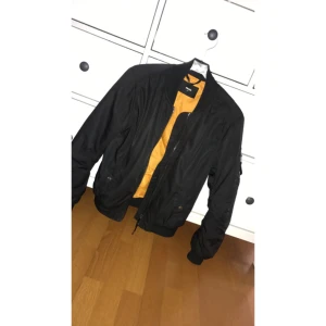  - Svart bomberjacka, i fint skick!