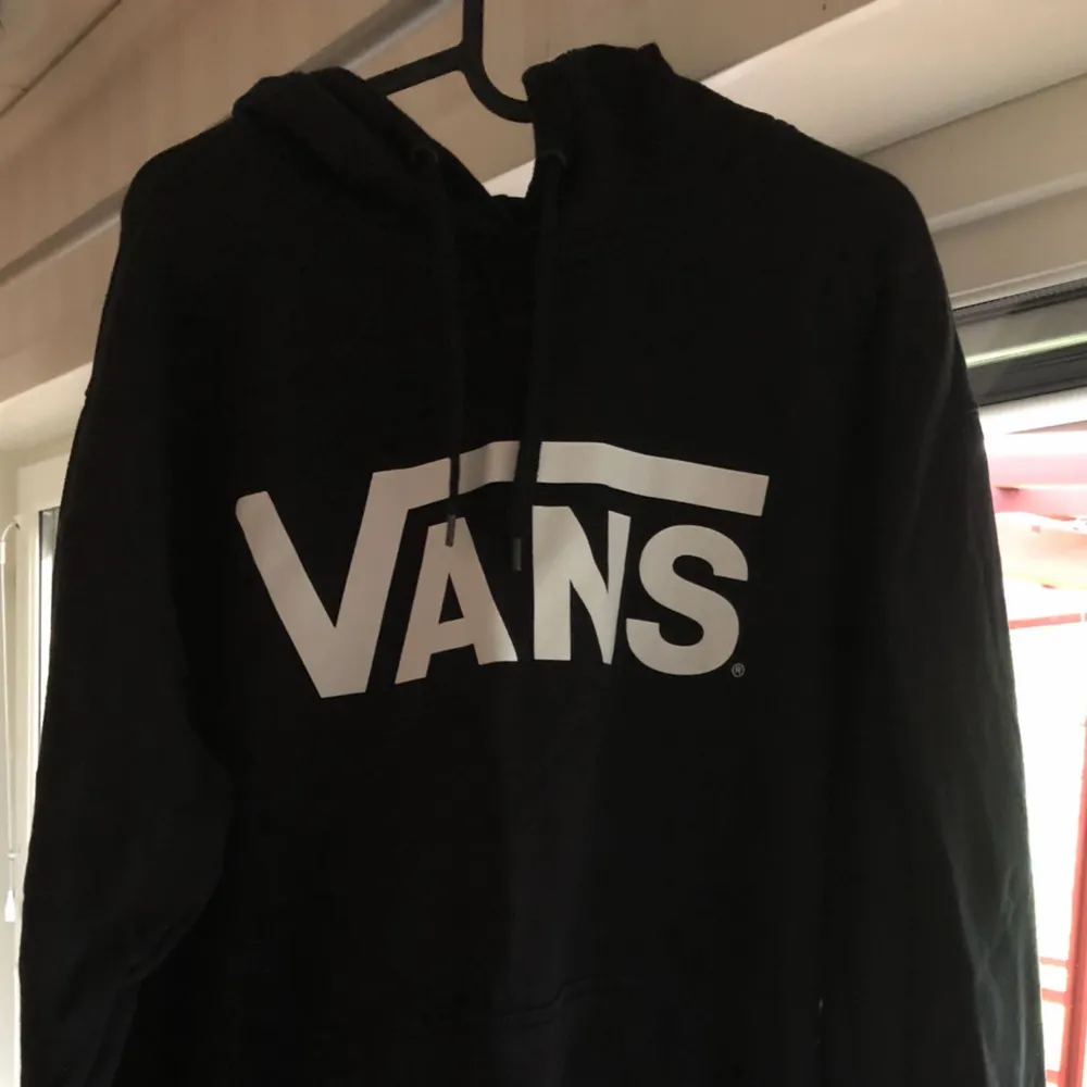 Supermysig och snygg Vanshoodie i st XL. Endast använd en gång och därav i nyskick (nypris 700kr)! perfekt om man söker en oversized hoodie med bra passform! Känns inte för stor på mig som är S. . Hoodies.