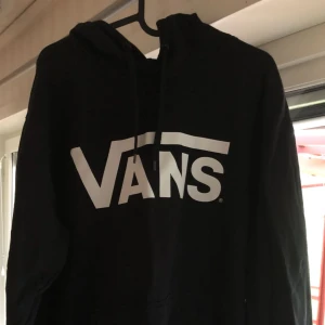  - Supermysig och snygg Vanshoodie i st XL. Endast använd en gång och därav i nyskick (nypris 700kr)! perfekt om man söker en oversized hoodie med bra passform! Känns inte för stor på mig som är S. 