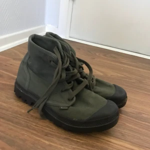  - Khaki Palladium i stl 39 endast använda ett fåtal ggr så i nyskick. Priset är inkl frakt, kika gärna in mina övriga annonser 
