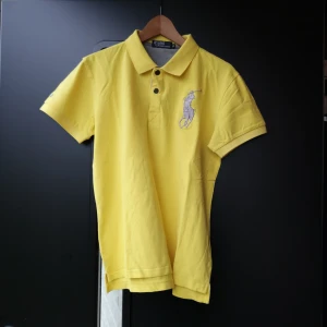  - Fake Ralph Lauren i bra kvalité och svinball färg. Funkar coolt instoppad eller avklippt till ett par nice jeans. Funkar bra på mig som är s då den är mer som en s i storlek än L. 