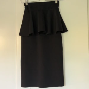  - Jätte fin kjol från weekday som sitter super snyggt på! Kan skicka en bild för att visa!  Åtsittande med en extra detalj!  