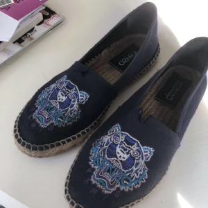  - Använd fåtal gånger så i bra skick! Storlek 38. Klippt där fram men år snyggt ändå. Tar emot swish och köparen står för frakten! ÄKTA!! Köpta på boozt.com förra året nypris 1500kr