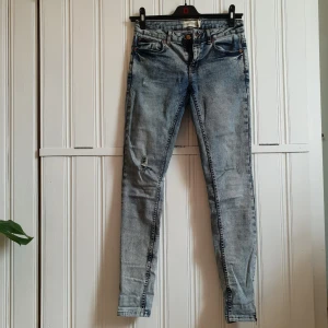  - "Kristen" jeans från Gina Tricot i en stentvättad look med slitningar på benet och dragkedja längst ner. I väldigt fint skick! Passar en 36 ungefär.60kr+frakt. 
