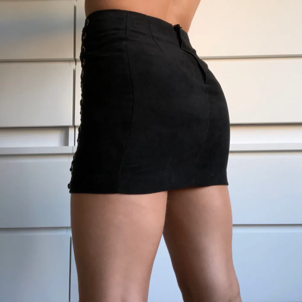Aldrig använd svart ”mocka” kjol från H&M med unika snörningar på sidorna🌙 köparen står för frakten❕. Kjolar.