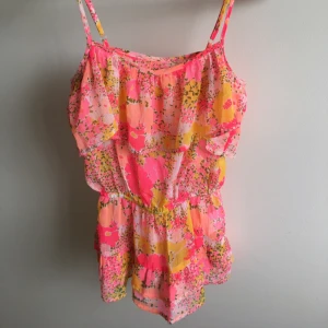  - Neonfärgad blus, står varken märke eller storlek men skulle gissa S! Knappt använd! 