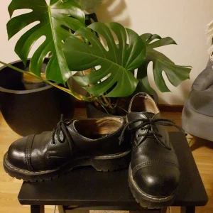  - Svarta lågskor från märket Vegetarian Shoes, modell Airseal Bump Shoe, storlek 38 men tycker att de är mer 39. Skorna är välanvända med en skråma men de har mycket kvar att ge då märket är av mycket god kvalité. Nypris är 1400 kr.