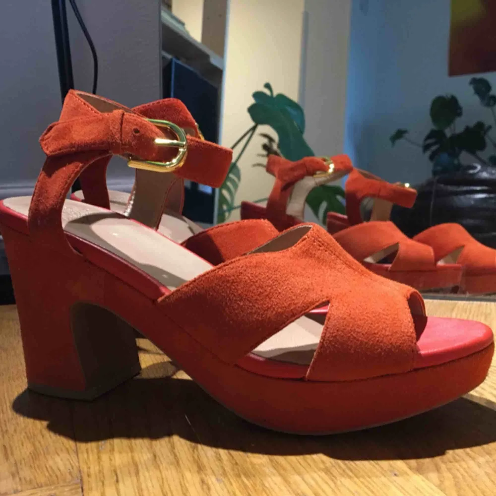 Asfina vagabond-sandaletter i mocka!!! Fin höstig orange färg 🧡🍁🍂 Använda en kväll, SÅÅ bekväma, funkar hur bra som helst att gå i, dansa i osv 🤠 köparen står för frakt! . Skor.
