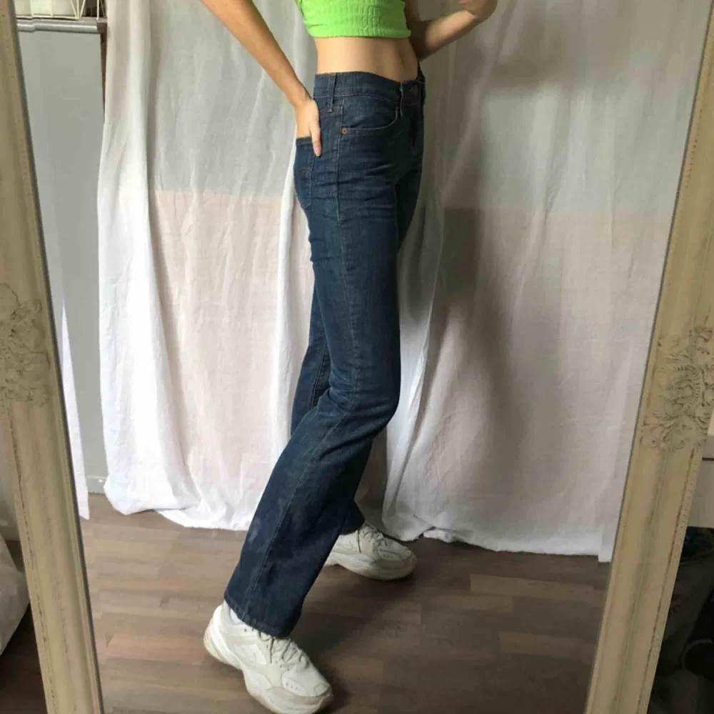 Frakt ingår i priset! Vintage Levi’s bootcut-jeans! I superfint skick, känns nästan som nya. Oklart vilken storlek det är med sitter bra / om än lite tajt på mig som normalt har 27-29 på jeans / S-M / 36-38.. Jeans & Byxor.