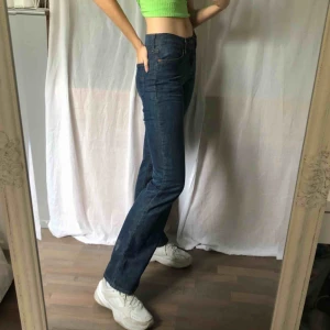  - Frakt ingår i priset! Vintage Levi’s bootcut-jeans! I superfint skick, känns nästan som nya. Oklart vilken storlek det är med sitter bra / om än lite tajt på mig som normalt har 27-29 på jeans / S-M / 36-38.