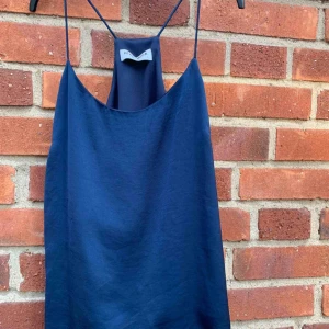  - Mörkblått linne med spaghettistraps från vero moda, superfin att ha både istoppad eller som löst hängande🌟 köparen står för frakt