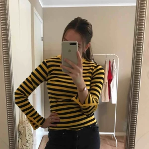  - En randig tröja i strl S med slitsar på ärmarna, tröjan är gjort i tjockare tyg som är prefekt till hösten och vintern. Den är endast använd vid ett tillfälle och har inga tecken på användning :) 