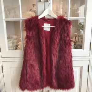  - Jättesnygg pälsimitation väst i höstig vinröd färg, köpt från Bershka, storlek S!