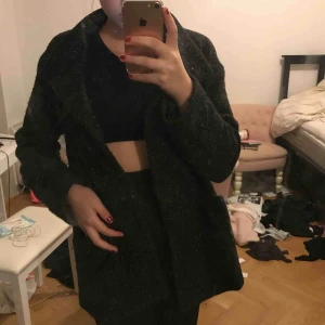  - Svart kappa från mango