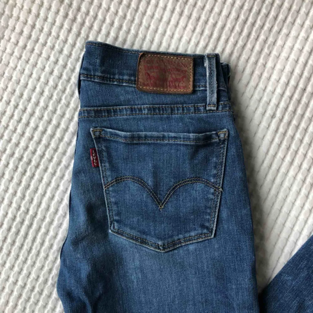 Svinsnygga Levis 710 super skinny jeans som tyvärr blivit för små för mig. De är väl använda men i helt okej skick! Frakt betalas av köparen :) . Jeans & Byxor.