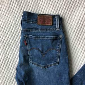 Svinsnygga Levis 710 super skinny jeans som tyvärr blivit för små för mig. De är väl använda men i helt okej skick! Frakt betalas av köparen :) 