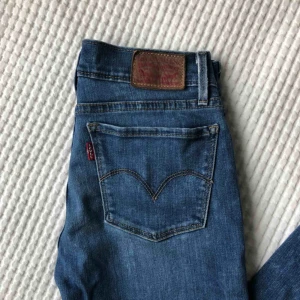  - Svinsnygga Levis 710 super skinny jeans som tyvärr blivit för små för mig. De är väl använda men i helt okej skick! Frakt betalas av köparen :) 
