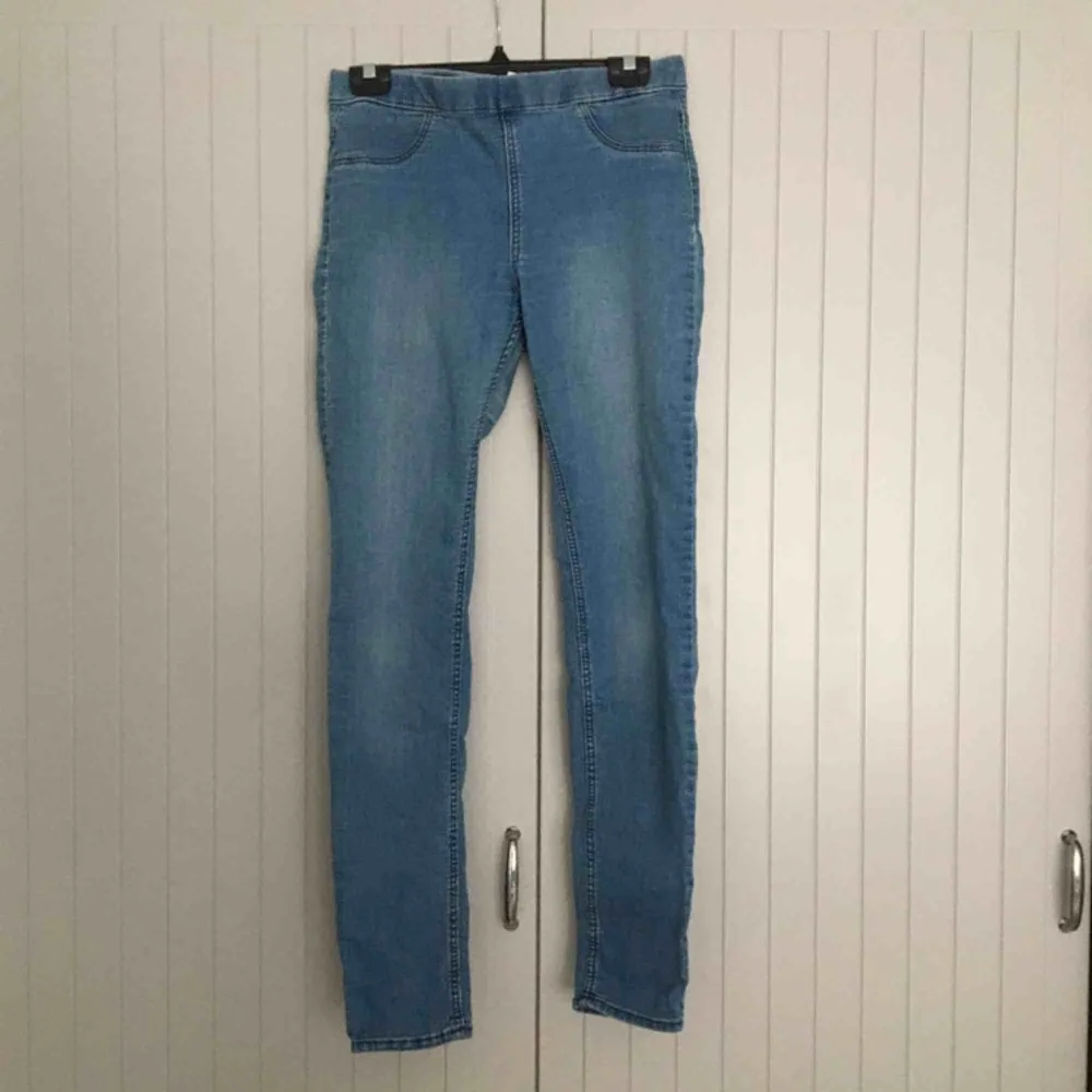 Ljusblå jeans med mycket stretch. Storlek 40. Använda några gånger men är i bra skick. Finns på flera sidor. (Borås/Göteborg). Pris går att diskuteras.. Jeans & Byxor.