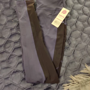  - Tränings tight från amerikansk sida, STL S de har fickor på sidan för telefonen, samt höga i midjan, aldrig använda, frakt ingår i pris