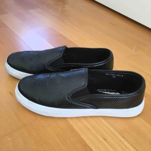  - Slip on strl 38  Knappt använda  Kan hämtas i Spånga/Vällingby eller så står köparen för frakt via Postnord. 
