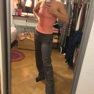  - Säljer både toppen och byxorna! Byxorna är från freepeople i 100% bomull, lågmidjade och sitter jättebra förutom att dom är för långa på mig, strl XS på båda💞 tar 50kr för toppen och 100kr för byxorna eller 125 för båda