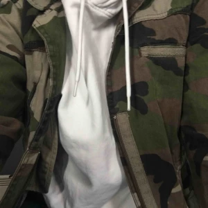  - En militär jeans jacka i mycket fint skick